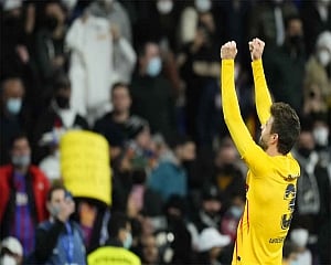 Barcelona makes statement with big win at Real Madrid
