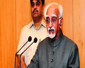 BJP uses photo to back its claim of Ansari's connection with Pak journalist spying for ISI
