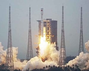 China's carrier rocket modified with solid strap-on boosters makes maiden flight