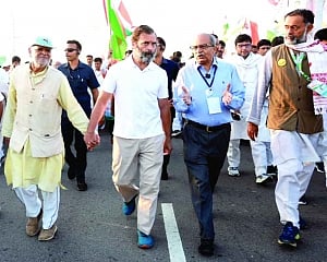 Cong will keep promises, save  Guj from deceit of BJP: Rahul