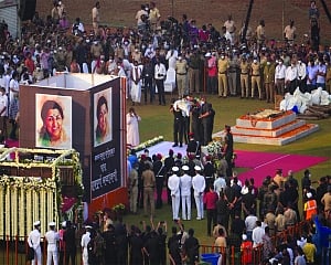 Cremation with full State honours held at Shivaji Park