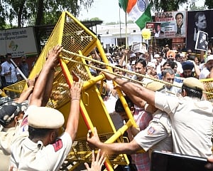 Delhi police enters AICC office, alleges Congress