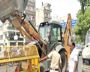 Demolition drive begins in Delhi's KN Katju Marg