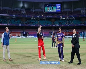 Du Plessis wins toss, opt to bowl against KKR