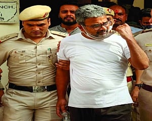 DU Professor held for  shivling post gets bail