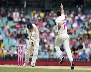 England clings on for a draw in dramatic 4th Ashes Test