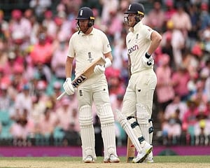 England recover to 135-4 on ''Pink'' day 3 of 4th Ashes test