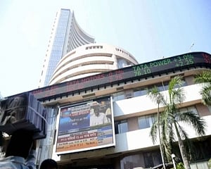 Equity indices snap 4-day losing streak, Sensex up 428 pts