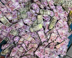 Gold, Rs 28 crore in cash found at apartment linked to Bengal minister