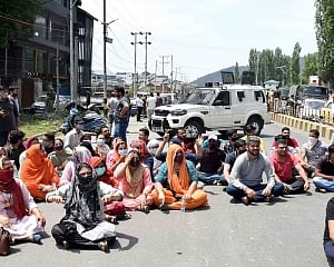 Govt employees protest for 2nd day in Jammu, seek transfer from Kashmir