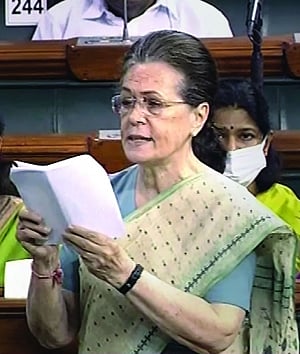 Govt misusing FB, Twitter to shapeÂ  narrative: Sonia