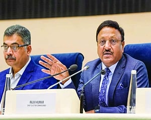 Himachal poll on Nov 12, EC mum on Gujarat date