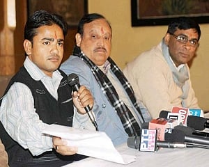 Hindu Sena chief meets Bagga's father, asks Kejriwal to apologise for 'insulting' Sikh community