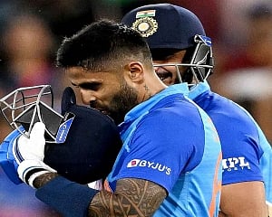 India beat Zimbabwe by 71 runs, to face England in semifinals