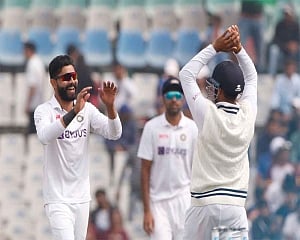 India bowl out Sri Lanka for 174, take first-innings lead of 400