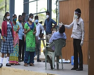 India records biggest single-day rise of 495 Omicron cases