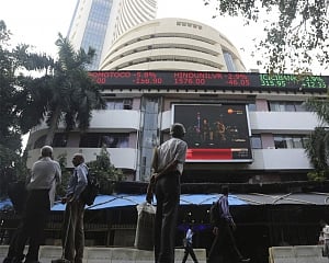 Investors' wealth tumbles Rs 2.21 lakh crore in early trade