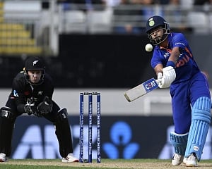 Iyer finds form, Sundar blazes away as India post 306/7