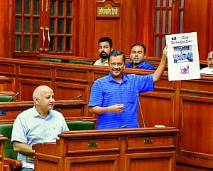 Kejriwal to bring trust motion on Mon, slams bid to poach MLAs