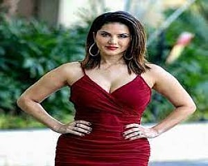 Kerala HC stays cheating case against Sunny Leone