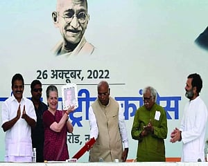 Kharge forms panel to run show; Tharoor, Gehlot out