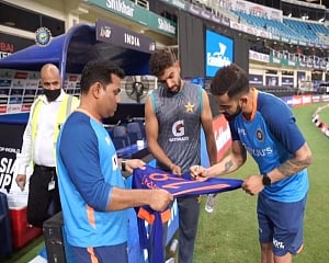 Kohli gifts autographed jersey to Pakistan's Haris Rauf; video goes viral