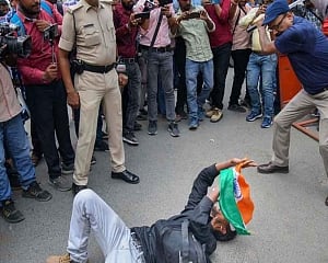 Lathi charge and water cannons on streets of Patna