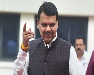 Maha: BJP workers burn copies of police notice issued to Fadnavis  in phone tapping case