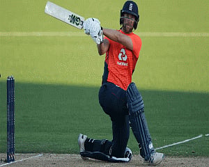 Malan, Livingstone fire England to 215/7