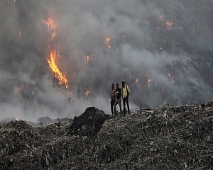 Massive fire breaks out at Ghazipur landfill site, Delhi govt seeks report