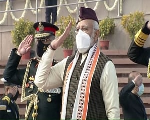 Modi wears Uttarakhand cap, Manipur stole this R-Day