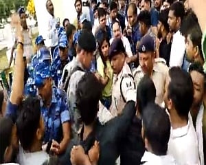 Nadda faces protest by student activists at Patna College