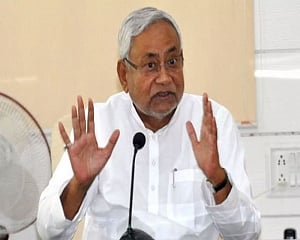 Nitish mocks Modi, but again rules himself out of PM's race