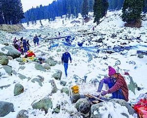 Heavy snowfall, shabdeg, and kangrisâ€¦ ‘Chillai Kalan', begins in J and K