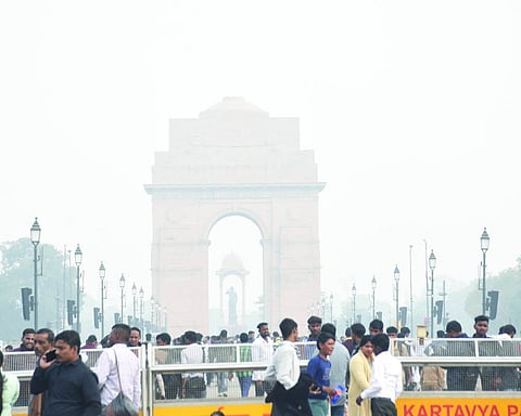 Delhi chokes under toxic smog, AQI hits 431