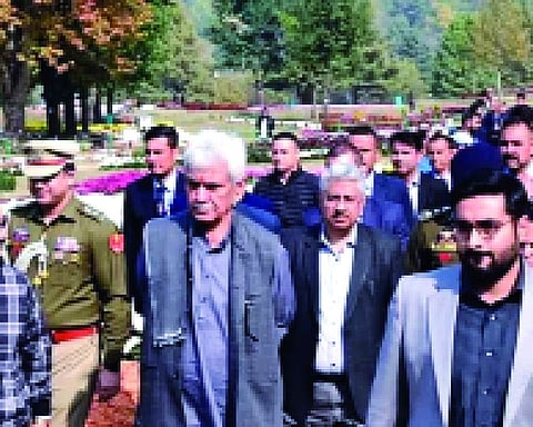 J&K LG visits Chrysanthemum theme garden in Srinagar