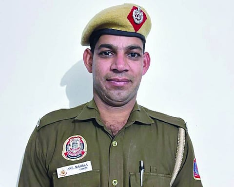 Police constable prevents tragedy in Mohan Garden fire