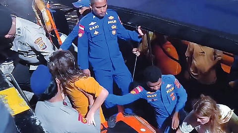Rescuers search for Spanish family after boat sinks