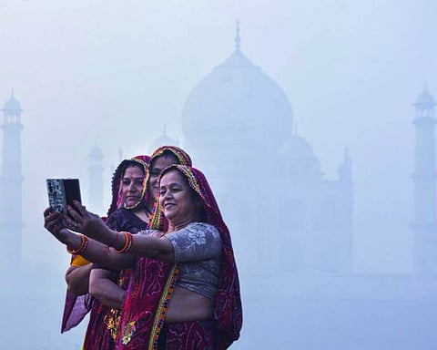 UP: Fog hits Taj Mahal visibility, pilgrims in Ayodhya drop