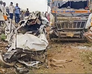 9 killed, 2 injured as trailer truck overturns on van in MP's Jhabua