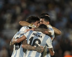 Argentina without Messi wins at Uruguay, needs a draw with Brazil to qualify for 2026 World Cup