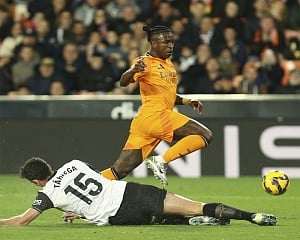 Bellingham"s late goal gives 10-man Real Madrid comeback win at Valencia
