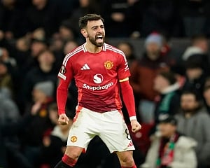 Bruno Fernandes strikes late to keep Man United on course for Europa League last 16 spot
