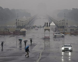 Delhi wakes up to clear skies; thunderstorm, rain expected later in day