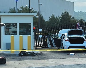 Driver rams car into FBI building gate in Pittsburgh