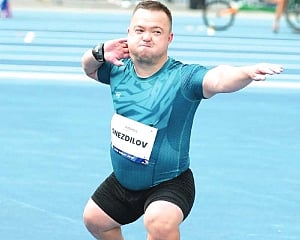 Gnezdilov towers over F40 shot put event