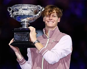 Jannik Sinner starts his Australian Open title defense with a straight set win