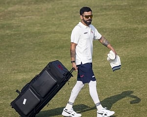 Kohli checks in at Delhi's training ahead of Ranji comeback