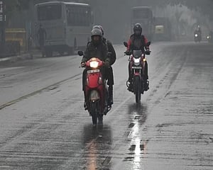 Light rain in parts of Delhi, minimum temperature 9.6 deg C