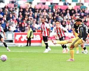 Liverpool concedes late goal, Crystal Palace win 2-1